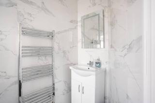 MOYDOM Cosy Apt sleeps 4 with self breakfast & carpark - Redbridge - 3
