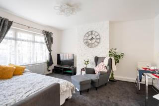 MOYDOM Cosy Apt sleeps 4 with self breakfast & carpark - Redbridge - 6