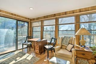 Dog-Friendly Hendersonville Cabin Deck and Views - Hendersonville - 3