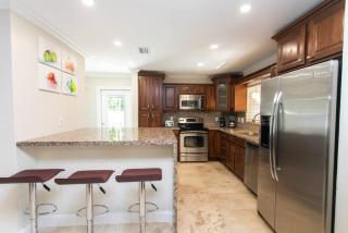 Deluxe 5BR Home in Dania Beach near Beach, Casino, Heated Pool - Dania Beach - 3