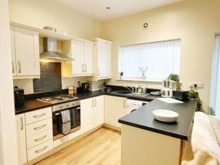 5 Bedroom, sleeps 9 - base to explore Liverpool and beyond - 8