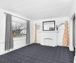 A cozy home with fire place - Detroit - 0