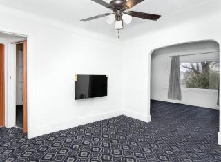 A cozy home with fire place - Detroit - 9