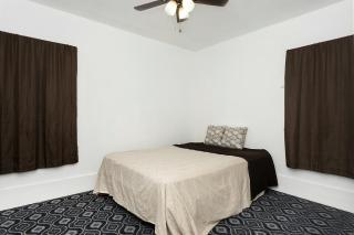 A cozy home with fire place - Detroit - 2