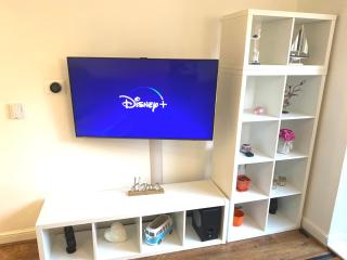 Modern & Stylish 2 Bedroom Apartment! - Ground Floor - FREE Parking for 2 Cars - Netflix - Disney Plus - Sky Sports - Gigabit Internet - Newly decorated - Sleeps up to 5! - Close to Bournemouth Train Station - Bournemouth - 5