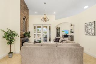 This lovely four-bedroom, 3 bath Pool villa is just minutes away from downtown Cape Coral - Cape Coral - 2