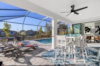 Beautiful spacious new home on a salt water canal, sleep 10 - 7