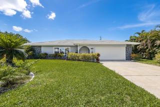 Fun, Relaxation, POOL, spacious, Sleeps 12- Villa Sea Crest Cottage - Cape Coral - 1