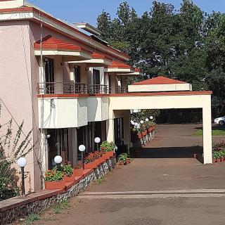 The Dhanhills - a valley view hotel in panchgani - Panchgani - 1