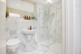 Apartment Three - Free Private Car Park - sleeps 6 - 3 shower rooms - by Ocean City Retreats - 7