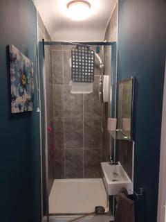 Stylish 6 Bedroom House with Comfy Living Space - 6