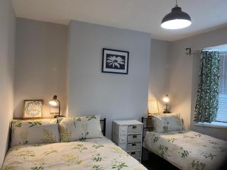 Osmaston park house, Entire house,4 bedrooms with 7 beds, working facility, free parking , smart TV for each room, free WiFi, washing machine, tumble dryer, near to Rolls Royce, Bombardier, easy access to A38 and A50 - Derby - 0