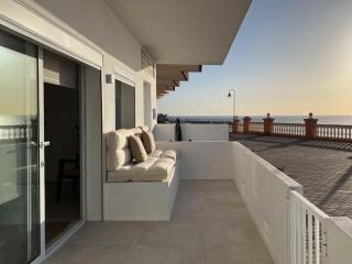 Modern Sea Front Retreat - 8