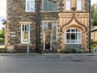 Entire holiday home with FREE parking & fast WIFI - 8