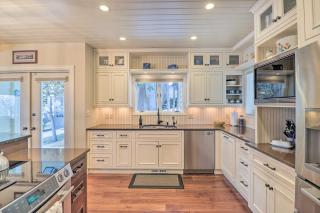 Peaceful Lakeside Retreat with Deck and Amazing Views! - Lakeside - 2