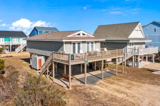 Large and roomy house across from the beach with WiFi, W/D, central AC, and deck - 7