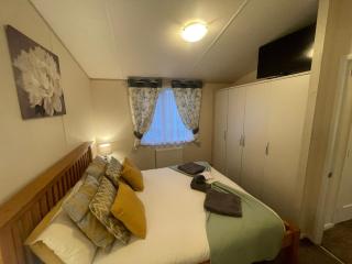 Indulgence Lakeside Lodge i2 with hot tub, private fishing peg situated at Tattershall Lakes Country Park - Tattershall - 1