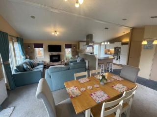 Luxury Lakeside Lodge L2 with Hot tub situated at Tattershall Lakes Country Park - Tattershall - 4