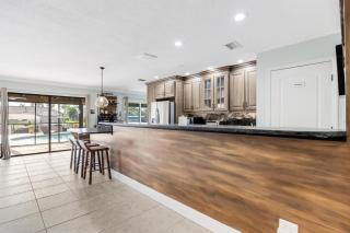 Aqua Escape - Cape Coral - Roelens Vacations Gulf Access- Minutes to the River- Kayaks-Dog Friendly - Cape Coral - 1