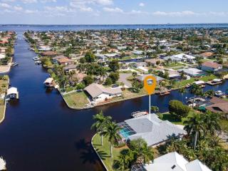 Canal, Pool, Great Canal Views, Bicycles, Sleeps 7 - Edgewater Oasis - Cape Coral - 0