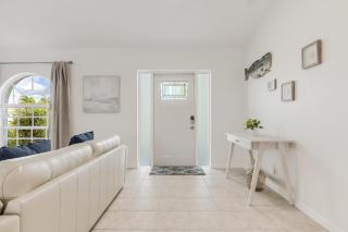Heated Pool, Waterfront, Quiet, restaurants, beaches, sleeps 6-Villa Cape Haven - Matlacha - 2