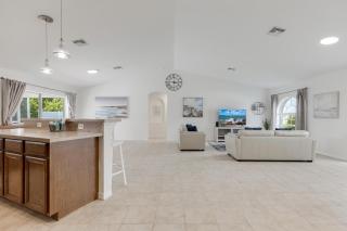 Heated Pool, Waterfront, Quiet, restaurants, beaches, sleeps 6-Villa Cape Haven - 1