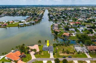 Pet Friendly, Lake view, Game Room - Villa Coral Palace - Roelens Vacations - Cape Coral - 4