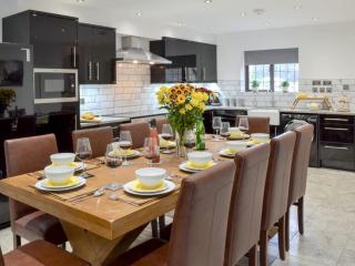 Coombe Wood Coach House - 6
