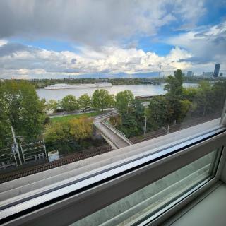Lovely Apartment for 4 on the Danube River - Private Parking - Wenen - 0