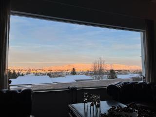 ICELAND SJF Villa, Hot tub & Outdoor Sauna Amazing Mountains and City View Over Reykjavík - Reykjavik - 9