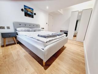 LMK, spacious 1 bedroom Ground floor Apartment, EV charger, Free parking Wi-fi, Great location - 5