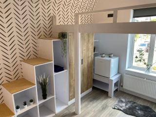 Acaster House, x4 rooms with en-suites x1 room private bathroom, street parking, close to train station - 3