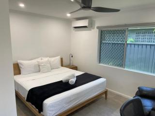 Cairns / Edge Hill Stylish Villa A - Edge Hill - 5