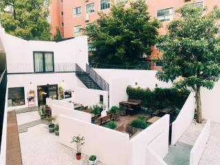 Hidden Garden Youth Hostel -Oriental Pearl &Lujiazui -Garden Social Area -Bar -Café -Free Laundry Luggage Storage -24H Front Desk -English Service - 3