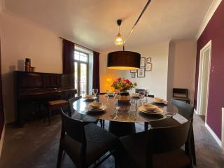 Large 4 double bedroomed townhouse in central Holmfirth - 0
