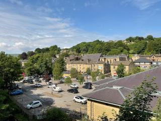 Large 4 double bedroomed townhouse in central Holmfirth - 5