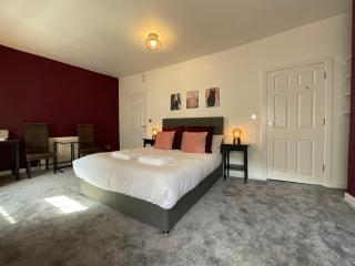 Large 4 double bedroomed townhouse in central Holmfirth - 2