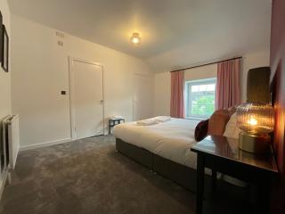 Large 4 double bedroomed townhouse in central Holmfirth - 1