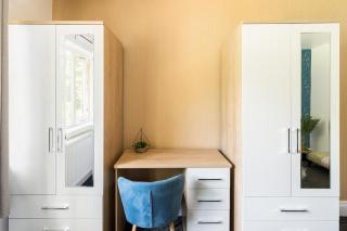 5 Bedroom House by NEC & HS2 with 9 Beds, 2 Baths & Large Driveway - Birmingham Contractor Stays - 5