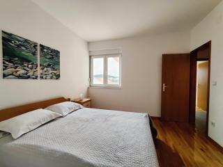 Airy Apt in Tisno - Murter, Beach - 3 Min Walk, 2 bedrooms, 2 bathrooms, 70m2 with terrace, mooring included - Tisno - 3