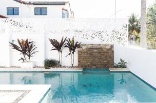 The River House includes a private beach jetty and pool - Noosa Heads - 2