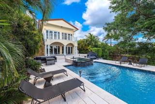 Hollywood Luxurious Waterfall Villa with Incredible views - 0