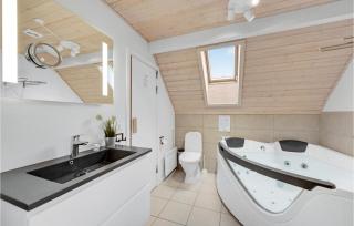 Three-Bedroom Holiday Home In Hvide Sande - 2