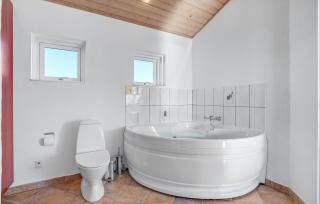 Nice Home In Rønde With House Sea View - Rønde - 4