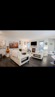 Cozy and beautiful 3 bedroom house close to lake - Edmonton - 0