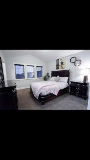 Cozy and beautiful 3 bedroom house close to lake - Edmonton - 1