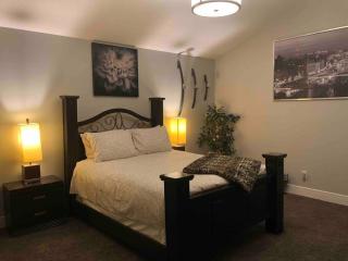 Cheerful and beautiful 3 bedroom home close lake - 6