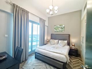 Cityscape Serenity Apt with Skyline & Stable View - 8