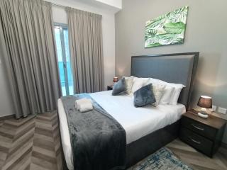 Cityscape Serenity Apt with Skyline & Stable View - 6