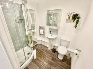 A Cozy Hideaway with Balcony - Close to Beach - Bournemouth - 3